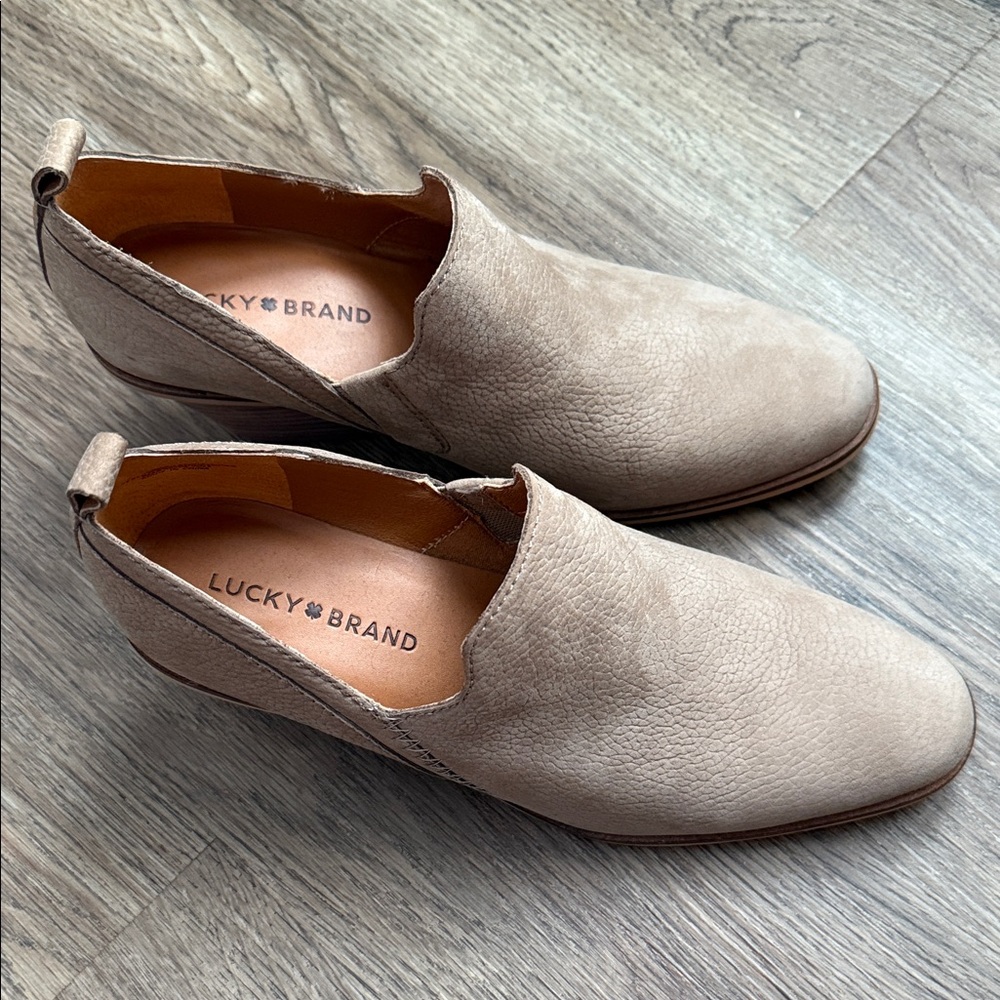 Lucky Brand Women’s Vennia Ankle Bootie Tan color